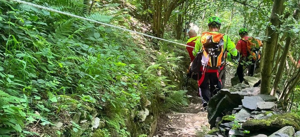 Si perdono in montagna ma per chiedere aiuto chiamano un albergo e poi spariscono